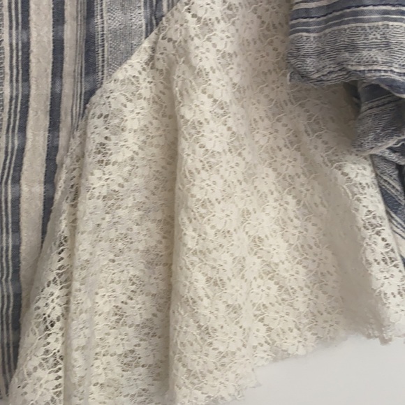 Umgee bell flutter sleeve top with lace accent, S - Picture 9 of 9